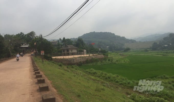 z3384223496000_34dbea257c0d74663d871734abe2f376-210644_331.jpg Đường trục xã Đông Lai đã được bê tông hóa thuận tiện cho giao thông đi lại. Ảnh: H.Tiến.