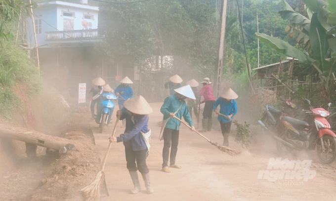 z3384223505909_c9338d2ea24a323a3e0901a8873116e7-210644_920.jpg Chi hội Phụ nữ các xóm ở Đông Lai luôn tự nguyện quét dọn đường quê. Ảnh: H.Tiến.