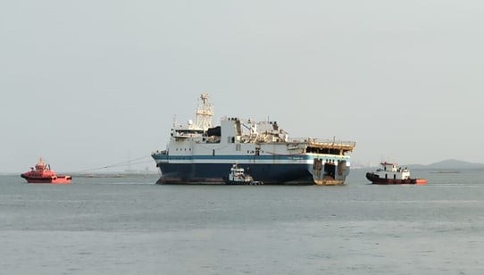 tau-dau-gia-110827_933.jpg Tàu CGG Amadeus đang được các tàu kéo khỏi khu neo đậu tại Cảng PTSC Supply Base.