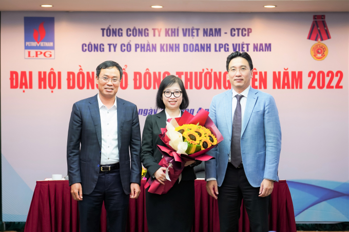 anh-1-tang-hoa-chuc-mung-tbks-103844_936.jpg Lãnh đạo Tổng Công ty Khí Việt Nam tặng hoa chúc mừng Trưởng ban Kiểm soát.
