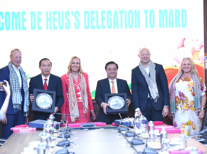 Leaders of the Ministry of Agriculture and Rural Development taking photos with the Dutch Embassy Delegation and the Dutch Royal De Heus Group. Photo: Minh Phuc.