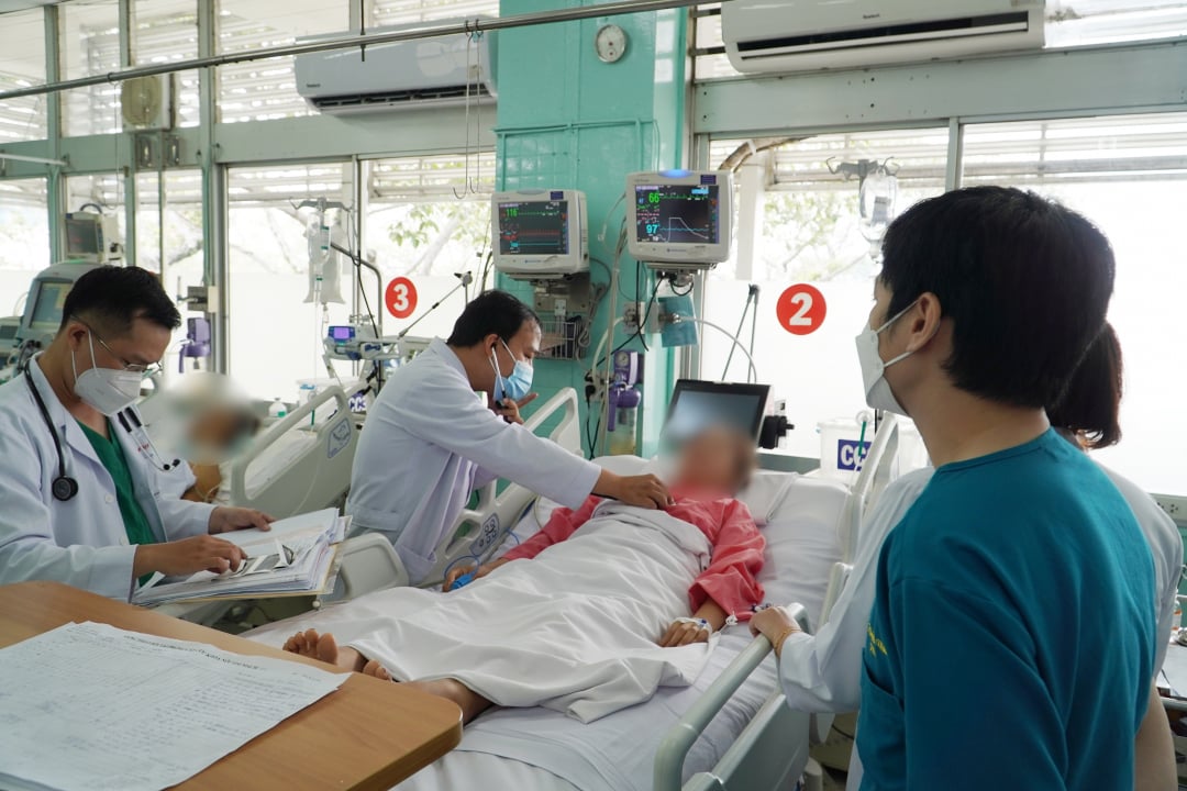 crh00052-200650_253.jpg Đây là một trong những trường hợp hiếm hoi được cứu sống sau khi gặp biến chứng nặng.