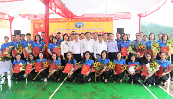 Các đại biểu chụp ảnh lưu niệm cùng các đảng viên mới. Ảnh: Phạm Hiếu.
