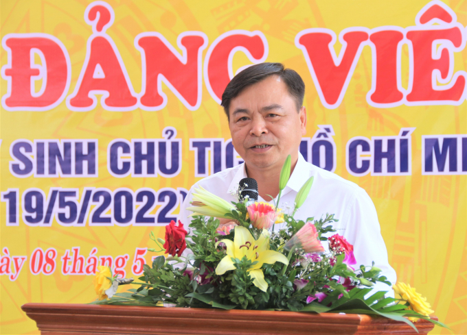 Đồng chí Nguyễn Hoàng Hiệp, Bí thư Đảng ủy Bộ, Thứ trưởng Bộ NN-PTNT nhiệt liệt chúc mừng tới các đảng viên mới. Ảnh: Phạm Hiếu.