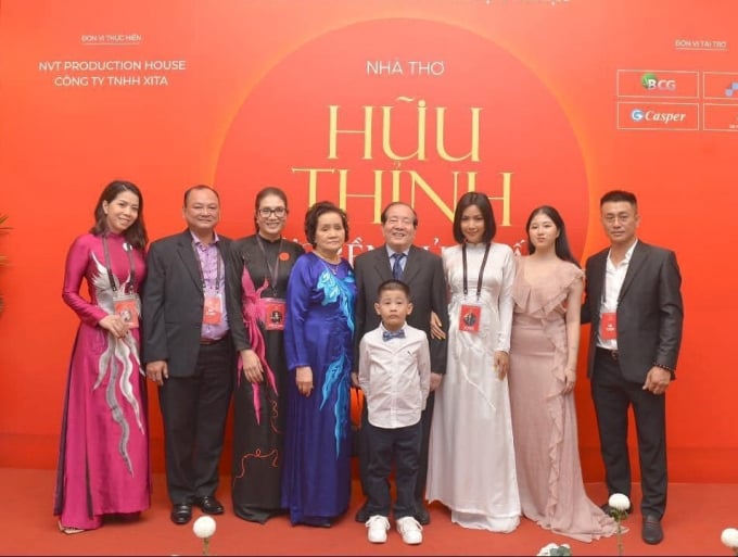 1-huu-thinh-gia-dinh-123337_153.jpg Nhà thơ Hữu Thỉnh tuổi 80 hạnh phúc với gia đình đầm ấm.