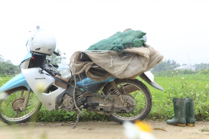 z3402406469910_e68b6bb38bd31757da70dd731c5ec985-094708_178.jpg 'Đồ nghề' của bà con là vợt tự chế, sử dụng bằng tay có cần làm bằng tre nứa gắn với trụ quấn bằng ni lông dài khoảng 2m, rộng 50cm và một vài túi cước.