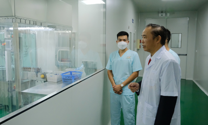 Deputy Minister Phung Duc Tien visiting the factory and the vaccine production line belonging to Invet Company. Photo: Ba Thang.