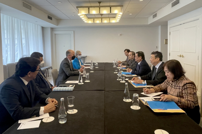 Mr. Carter Roberts, President and CEO of the World Wildlife Fund in the United States met with Minister Le Minh Hoan. Photo: Le Trung Quan. 