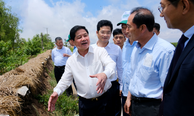 Deputy Minister Le Quoc Doanh introducing how farmers keep bees for honey in Xuan Thuy National Park (Nam Dinh). Photo: Bao Thang.
