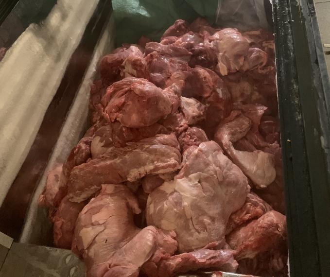 Thời điểm kiểm tra, số thịt lợn bốc mùi nồng nặc. Ảnh: VB.
