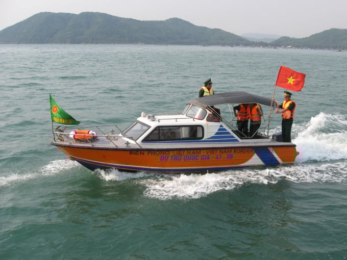 ca6-132240_415.jpg Cơ quan chức năng tỉnh Phú Yên tuần tra trên biển để xử lý các tàu vi phạm. Ảnh: KS.