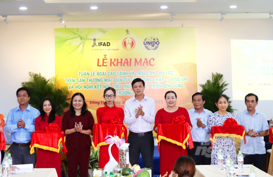 Lãnh đạo Sở NN-PTNT Đồng Tháp, đại diện địa phương cắt băng khai mạc Tuần lễ xoài Cao Lãnh và trái cây chủ lực. Ảnh: Lê Hoàng Vũ.