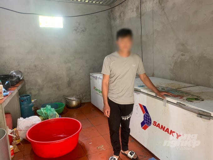 thit-lon-dich-081850_475.jpg Đào Văn Quang và chiếc tủ lạnh đựng đầy thịt lợn nhiễm dịch tả lợn Châu Phi. Ảnh: VB.