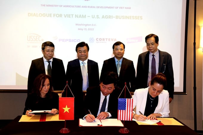 TS. Nguyễn Đỗ Anh Tuấn, Vụ trưởng Vụ Hợp tác Quốc tế kiêm Giám đốc PSAV – Bộ NN-PTNT, Bà Monica Bauer, Phó Chủ tịch Đối ngoại - Tập đoàn PepsiCo, Gloria D. Steele, Giám đốc Điều hành – CARE ký Biên bản hợp tác.