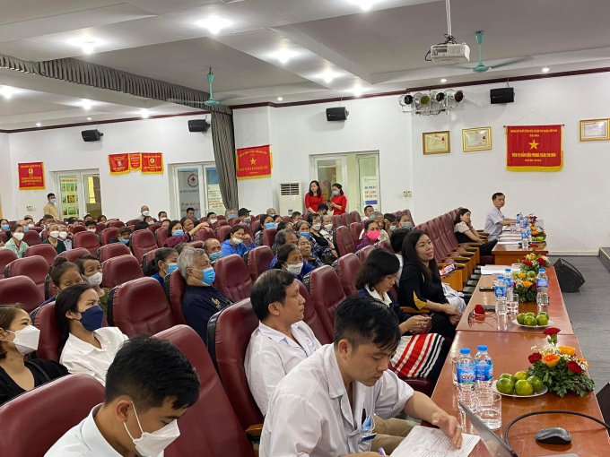 4-191443_206.jpg Bên cạnh đó, PGS.TS Hà Hữu Tùng cũng mang đến cho các bệnh nhân rất nhiều thông tin vui về những cơ chế, chính sách, cơ sở vật chất, trang thiết bị hiện đại hỗ trợ công tác điều trị cũng như đời sống của bệnh nhân mà Bệnh viện Đa khoa Nông nghiệp sẽ triển khai trong thời gian tới. 'Bằng hết khả năng của mình, Bệnh viện Đa khoa Nông Nghiệp sẽ luôn bên cạnh tất cả mọi người trong mọi hoàn cảnh. Những cơ chế, chính sách có thể áp dụng để nâng cao chất lượng điều trị, hỗ trợ chi phí chúng tôi sẽ làm. Mắc bệnh là điều không ai mong muốn, nhưng đừng nản lòng vì còn rất nhiều điều tốt đẹp đang đón chờ chúng ta ở phía trước', PGS.TS Hà Hữu Tùng xúc động nói.
