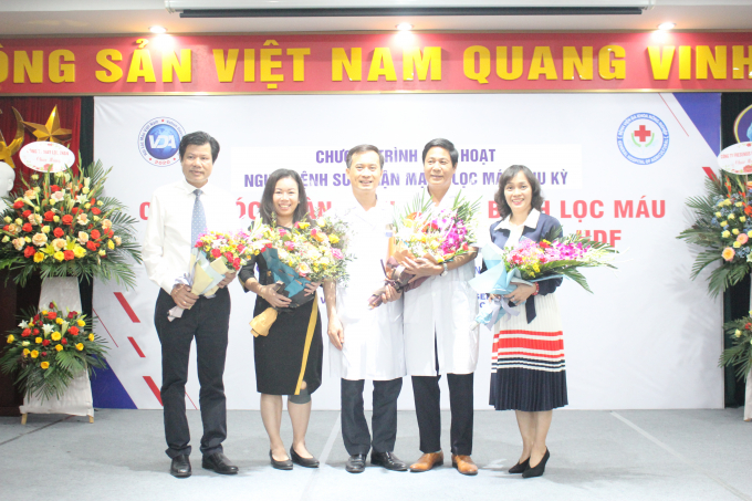 5-191555_632.jpg Kết thúc buổi sinh hoạt, Lãnh đạo Khoa Thận niệu-Lọc máu (Bệnh viện Đa khoa Nông nghiệp) tặng hoa cảm ơn PGS.TS. Hà Hữu Tùng Giám đốc Bệnh viện Đa khoa Nông nghiệp; TS.BS Nguyễn Hữu Dũng, Chủ tịch Hội Lọc máu Việt Nam và các đơn vị đồng hành.