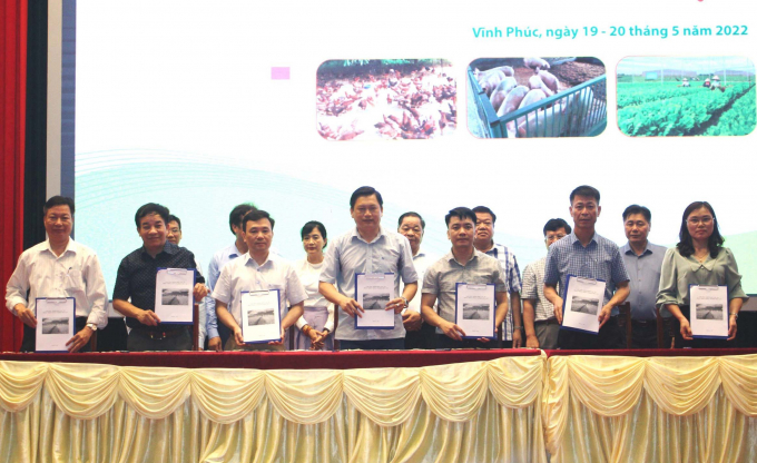 xay-dung-chuoi-lien-ket-cho-nong-nghiep-huu-co-162341_826.jpg Đại diện Tập đoàn Quế Lâm ký biên bản ghi nhớ hợp tác với Trung tâm Khuyến nông các tỉnh/thành phố. Ảnh: Trung Quân.