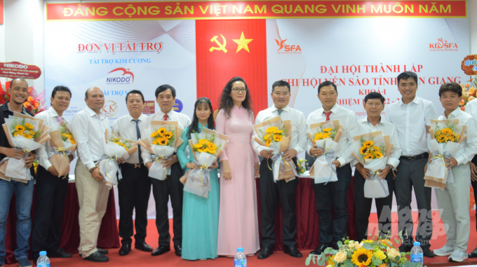 Đại hội đã bầu Ban chấp hành Chi Hội yến sào tỉnh Kiên Giang gồm 9 thành viên, ông Trần Phước Ninh (thứ 5, từ phải qua) được tin nhiệm bầu là Chi Hội trưởng. Ảnh: Trung Chánh.