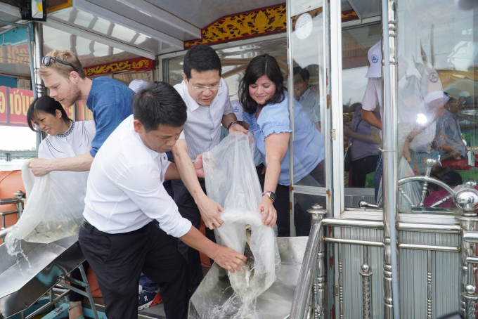 Bà Karoline Andaur, Giám đốc Tổ chức Quốc tế về Bảo tồn thiên nhiên Na Uy cùng lãnh đạo tỉnh Thừa Thiên - Huế thả cá xuống sông Hương. NH.