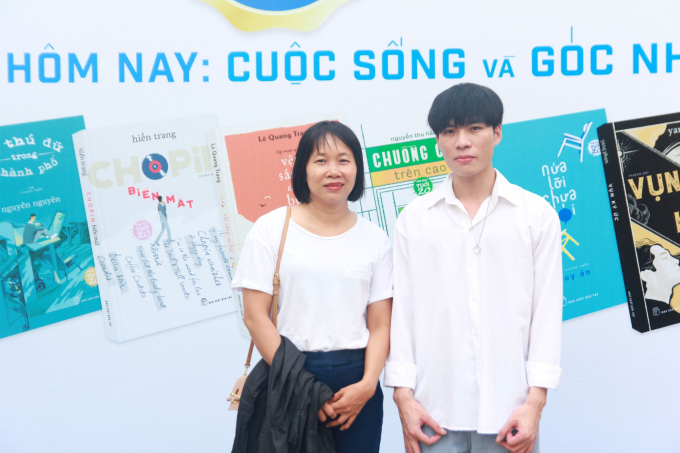 1-tu-va-giai-tu-113930_915.jpg Giám khảo Nguyễn Ngọc Tư và tác giả Nguyên Nguyên đoạt giải Tư.
