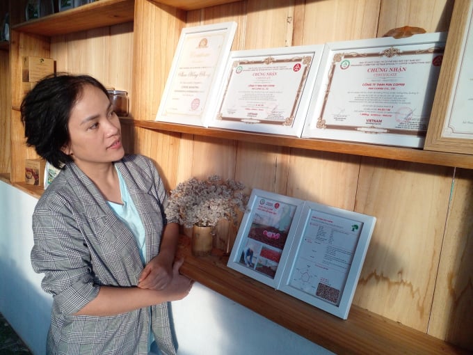 Ms. Luong Ngoc Tram is proud since Arabica Khe Sanh coffee won the first prize in the contest 'Vietnamese Specialty Coffee 2021'.
