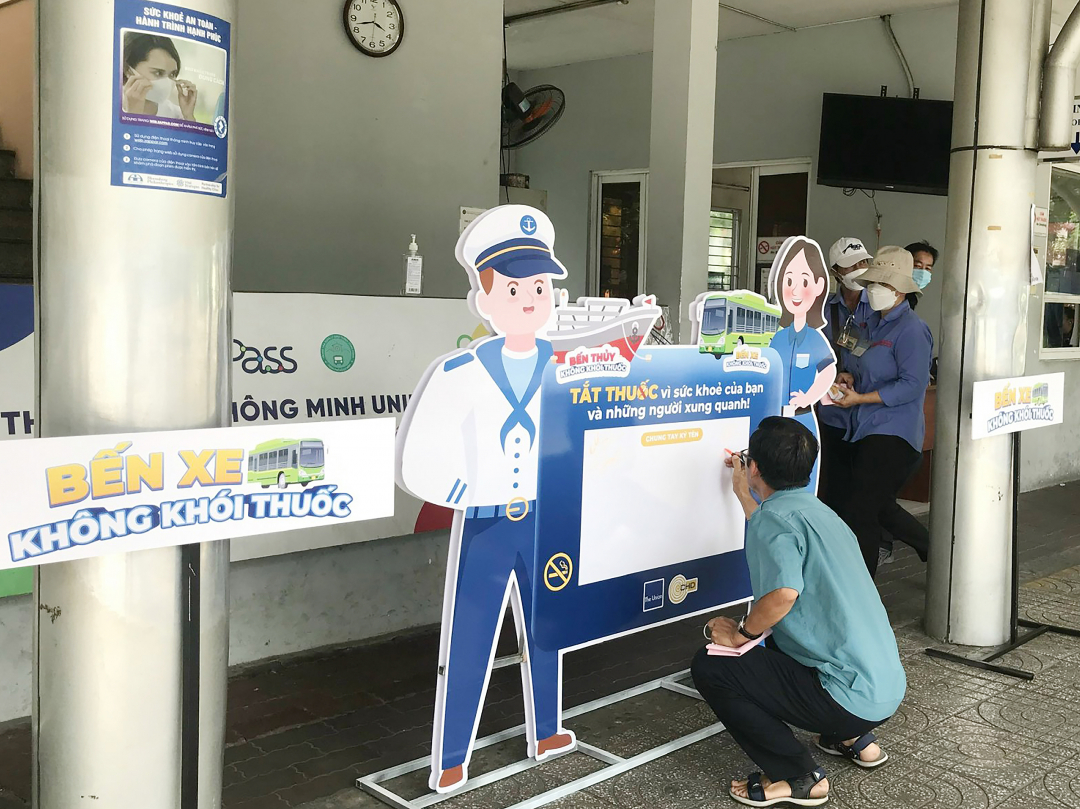 ngay-khong-khoi-thuoc-tphcm9-105627_11.jpg Điểm checkin có in thông điệp và bảng ký tên tại Bến xe Bus Sài Gòn, Bến xe Miền Tây, Bến xe Miền Đông và Bến thủy Bạch Đằng trong thời gian diễn ra chiến dịch.