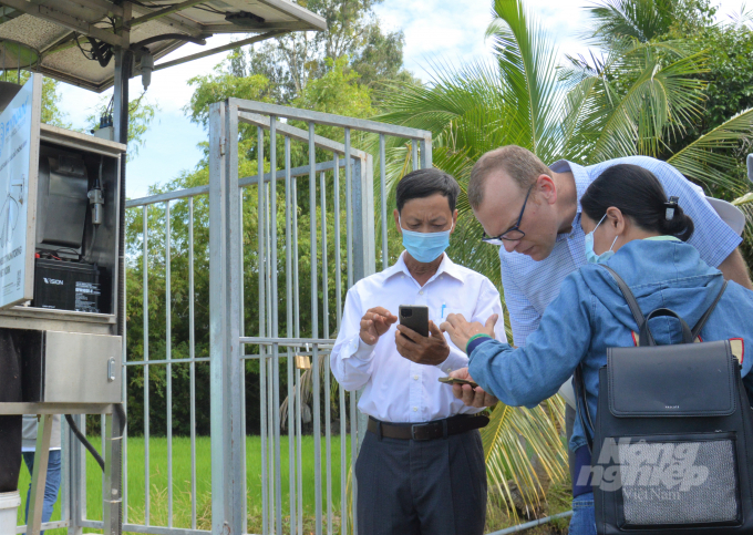 Hệ thống giám sát sâu rầy thông minh sẽ truyền dữ liệu quan sát được về App trên điện thoại, giúp nông dân biết chính xác khi nào cần phun thuốc phòng trừ, tăng hiệu quả bảo vệ đồng ruộng. Ảnh: Trung Chánh.