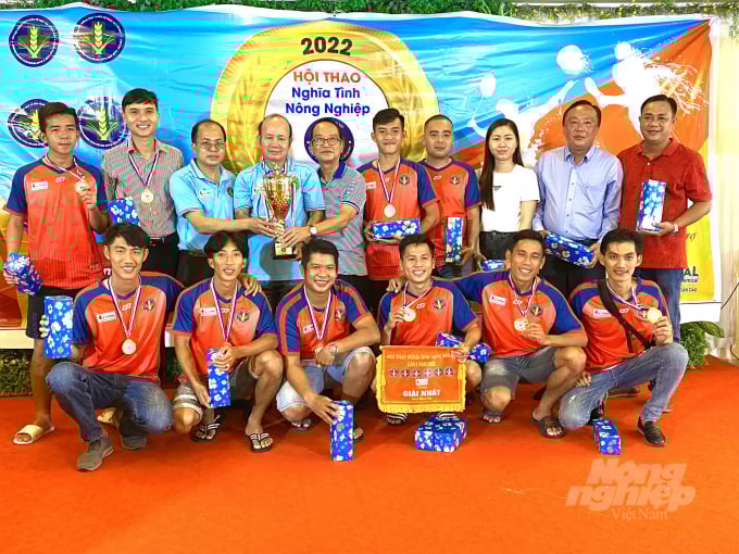 unnamed-1-132738_213.jpg Ông Lê Văn Thiệt, Phó cục trưởng Cục Bảo vệ thực vật (Bộ NN-PTNT) trao giải nhất môn bóng đá cho đội Chi cục Trồng trọt và BVTV Kiên Giang. Ảnh: Lê Hoàng Vũ.