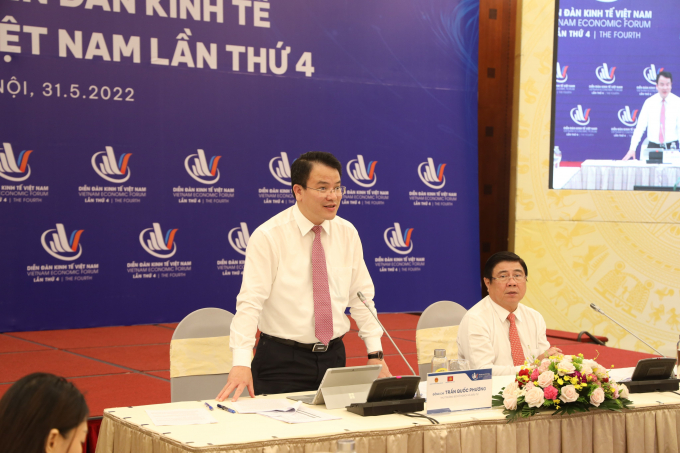 Đối với kiến nghị hỗ trợ doanh nghiệp, Thứ trưởng Trần Quốc Phương phát biểu: 'Năm 2021, có Nghị quyết 105 và nhiều giải pháp hỗ trợ doanh nghiệp. Đến nay chương trình phục hồi kinh tế tiếp tục có những mục tiêu hỗ trợ doanh nghiệp nhỏ và vừa, đã có những kết quả ban đầu. Đơn cử chính sách thuế thực hiện ngay từ đầu năm (giảm thuế, thông qua hỗ trợ gói 40.000 tỷ).