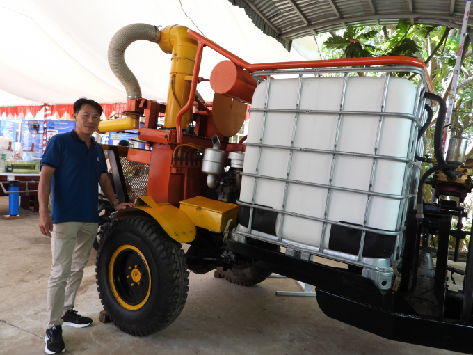 Anh Nguyễn Văn Lĩnh bên sản phẩm máy phun xịt '5 trong 1' anh tâm đắc nhất. Ảnh: Trần Trung.