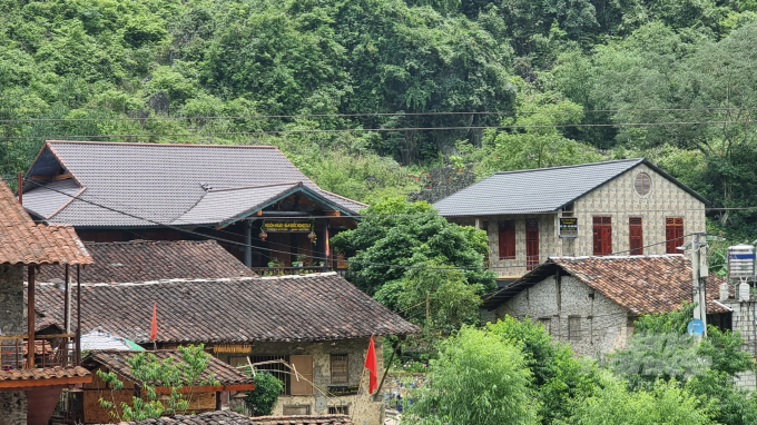 1815-112624_453.jpg Hai ngôi nhà lợp mái ngói hiện đại mọc lên làm phá vỡ cảnh quan làng đá cổ Khuổi Ky. Ảnh: Công Hải.
