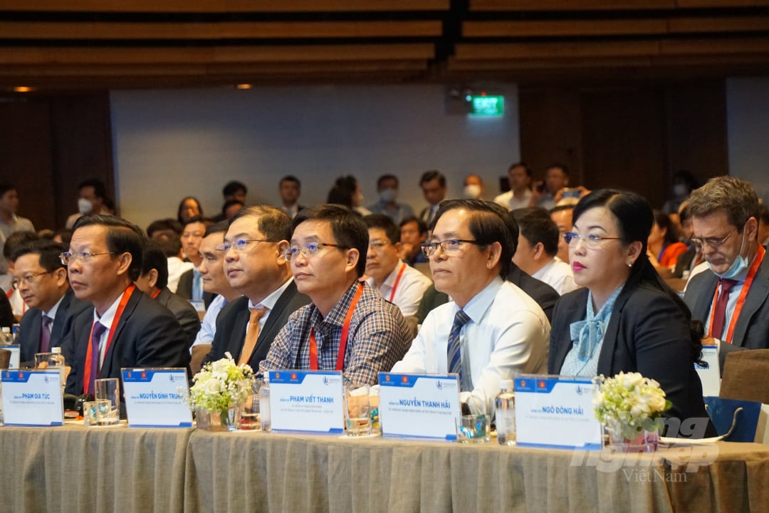 dien-dan-kinh-te-2-140727_690.jpg Phiên toàn thể và đối thoại chính sách cấp cao có sự tham dự của 600 đại biểu. Ảnh: Nguyễn Thủy.