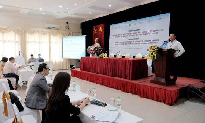 TS. Phạm Đức Phúc, Phó Giám đốc Trung tâm Nghiên cứu Y tế công cộng và hệ sinh thái, Đại học Y tế Công cộng phát biểu tại hội thảo.