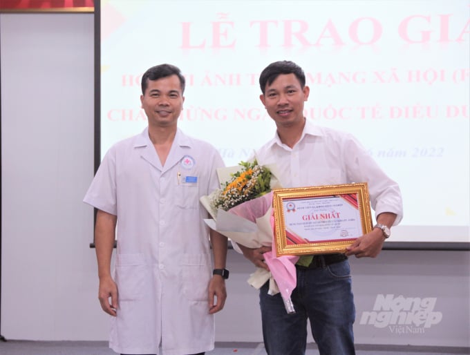 anh-3-185542_30.jpeg Bs. Tống Lê Văn trao Giải nhất Cuộc thi ảnh trên mạng xã hội cho Trung tâm Chăm sóc sau mổ theo yêu cầu. Ảnh: Quỳnh Anh.