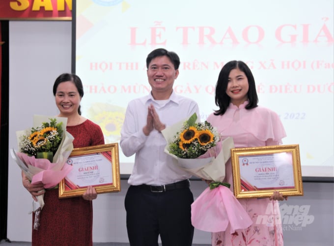 anh-5-185547_160.jpeg Bs. Lê Văn Lễ Trao giải Nhì Cuộc thi ảnh trên mạng xã hội cho Khoa Sản và Khoa Nhi. Ảnh: Tuyết Anh.
