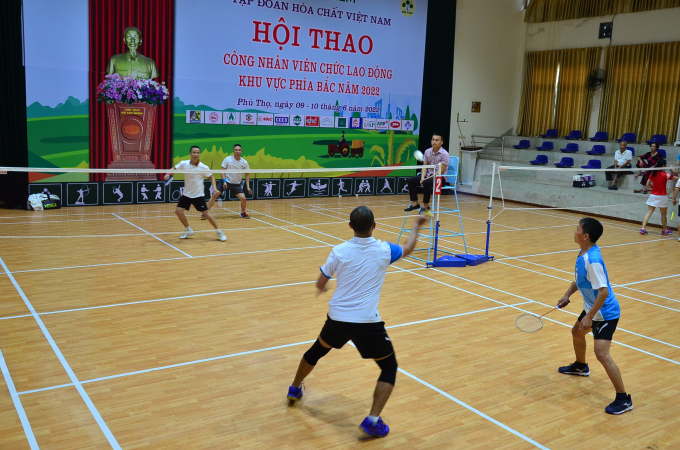 dsc_0173-180537_872.jpg Một trận cầu lông đầy gay cấn. Ảnh: Dương Đình Tường.