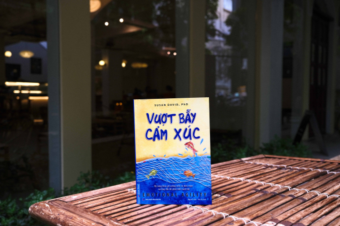 dscf6147-124356_815.jpg Cuốn sách 'Vượt bẫy cảm xúc' vừa được phát hành tại Việt Nam.