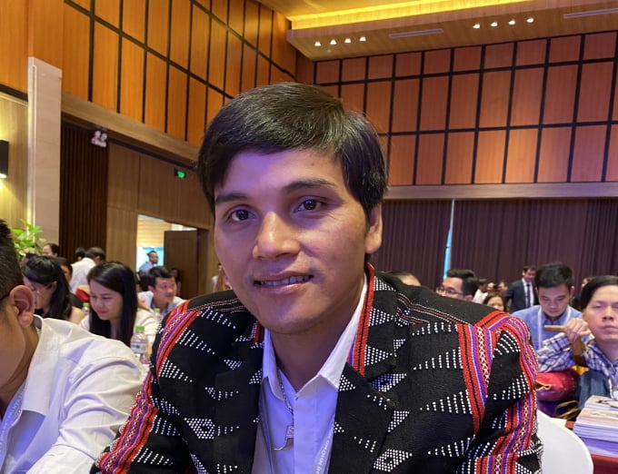 katu-093538_417.jpg Nhà thơ trẻ Pơloong Plenh dân tộc Ka Tu.