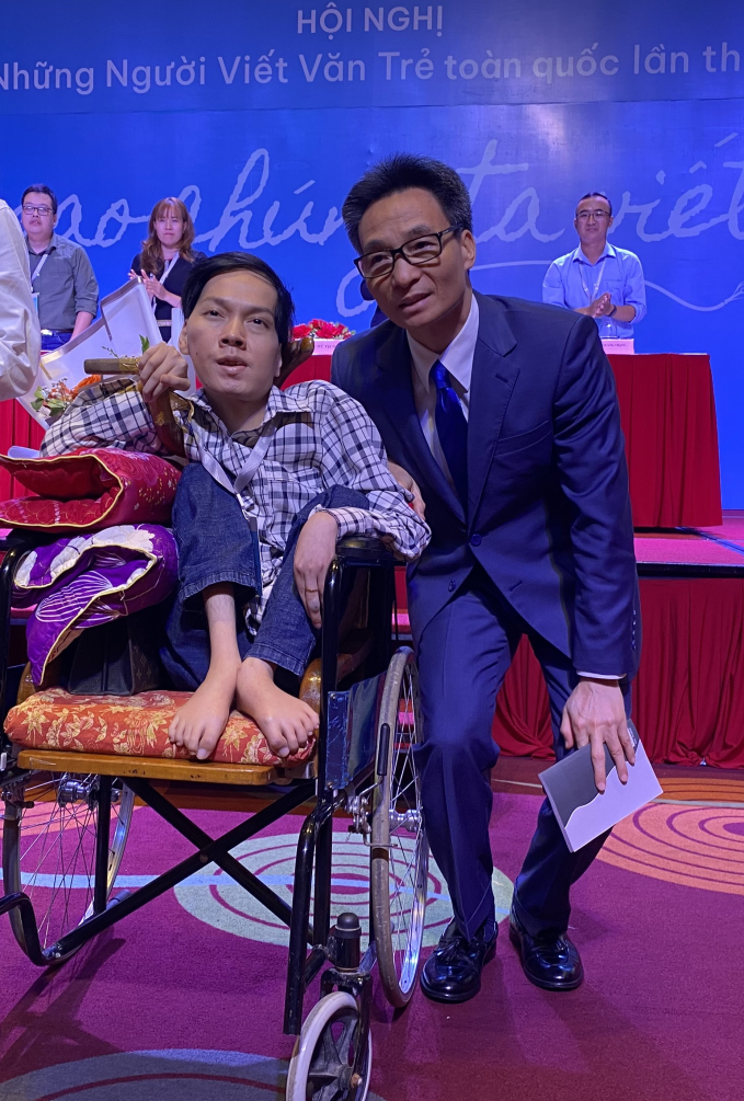 1-dam-nguyen-074959_880.jpg Phó Thủ tướng Vũ Đức Đam chia sẻ những câu thơ vượt qua tật nguyền của nhà thơ trẻ Vũ Nguyên.