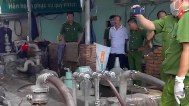 1906-batt-xang-1-1655636566720608771864-195202_301.jpg Công an đang tiến hành điều tra. Ảnh: Công an BRVT.
