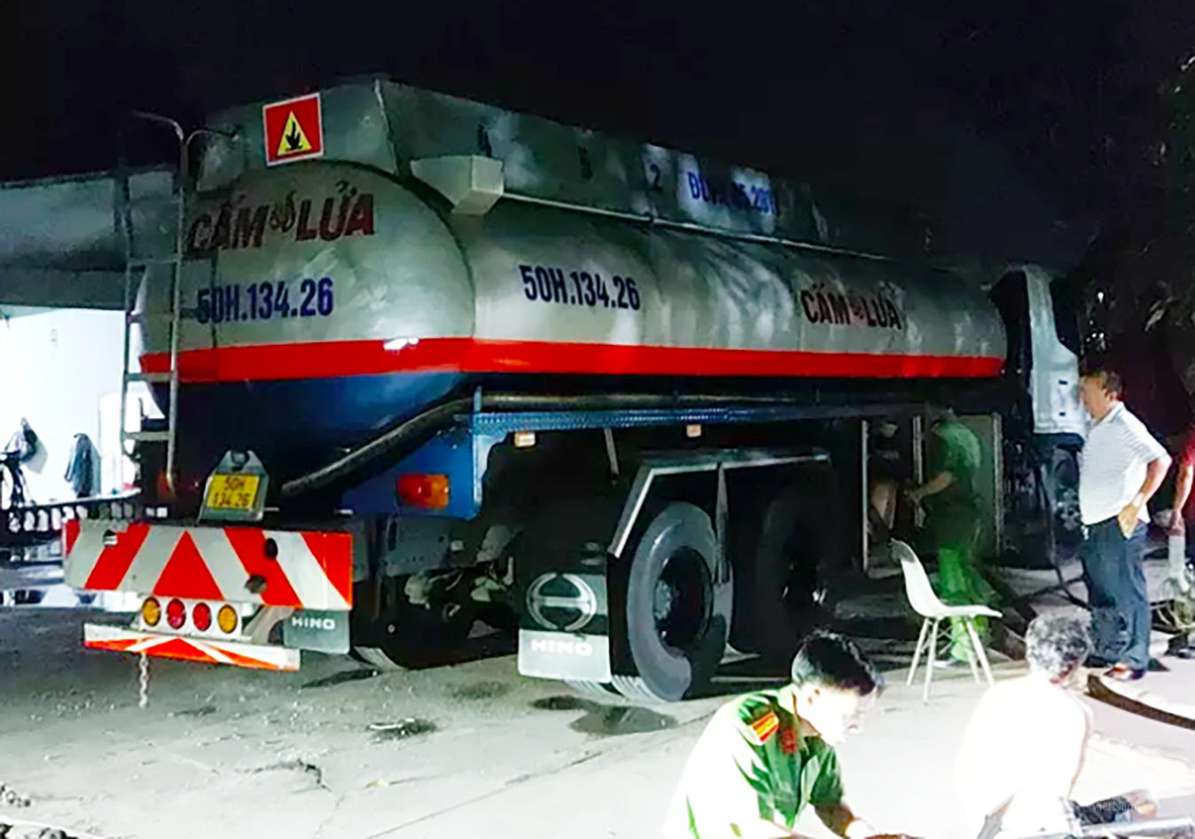 anh-chup-man-hinh-2565-06-19-luc-10-59-02-850-151231_641.jpeg Công an tỉnh Bà Rịa-Vũng Tàu đang lấy mẫu xăng để tiến hành giám định. Ảnh: AV.