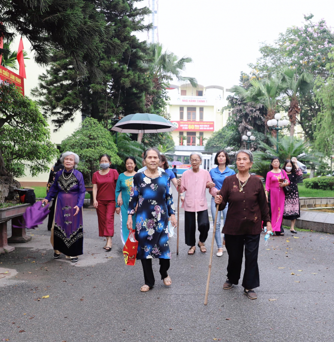 285916488_589086589599075_5460565236407224695_n-150912_966.jpg Chống gậy nhưng vẫn cố đi để gặp bạn. Ảnh: Lâm Thao.