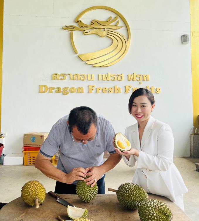 Doanh nhân Ngô Tường Vy thăm nhà máy chế biến sầu riêng tại Thái Lan. Ảnh: NVCC.