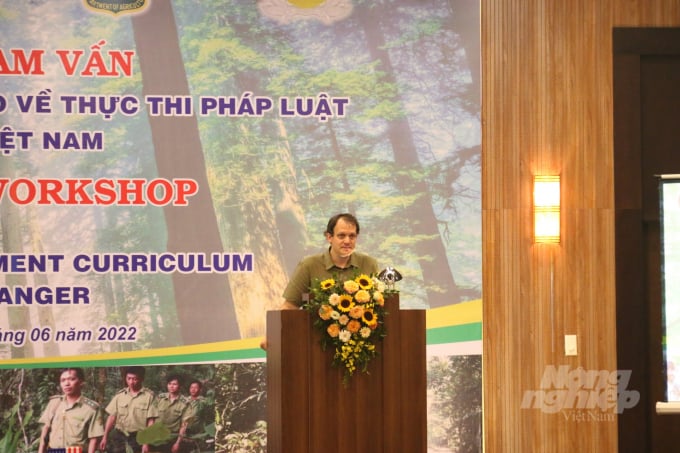 cuc-lam-nghiep-hoa-ky-ho-tro-dao-tao-thuc-thi-phap-luat-cho-kiem-lam-141554_515.jpg Ông William Patrick Wiltbank Mateo, Giám đốc chương trình Việt Nam, Cục Lâm nghiệm Hoa Kỳ chia sẻ tại hội thảo. Ảnh: Đinh Mười.