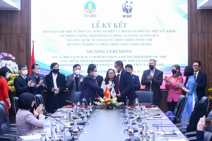 The Ministry of Agriculture and Rural Development and the World Wide Fund signed a Record of Discussion on 'Agricultural cooperation and membership of the One Health partnership on the prevention of zoonotic diseases from 2022 to 2026'. Photo: Tung Dinh.