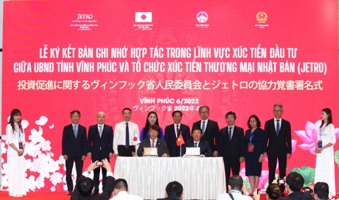 Các đại biểu chứng kiến Lễ ký kết bản ghi nhớ (MOU) về hợp tác trong lĩnh vực xúc tiến đầu tư giữa UBND tỉnh Vĩnh Phúc và Tổ chức Xúc tiến thương mại Nhật Bản (JETRO).