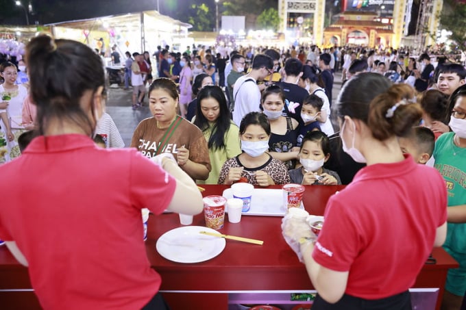 52166498867_c710aeaccb_c-134138_276.jpg Hàng ngàn du khách đến công viên Thương Bạc ngay trong đêm khai mạc. Ảnh: AV.