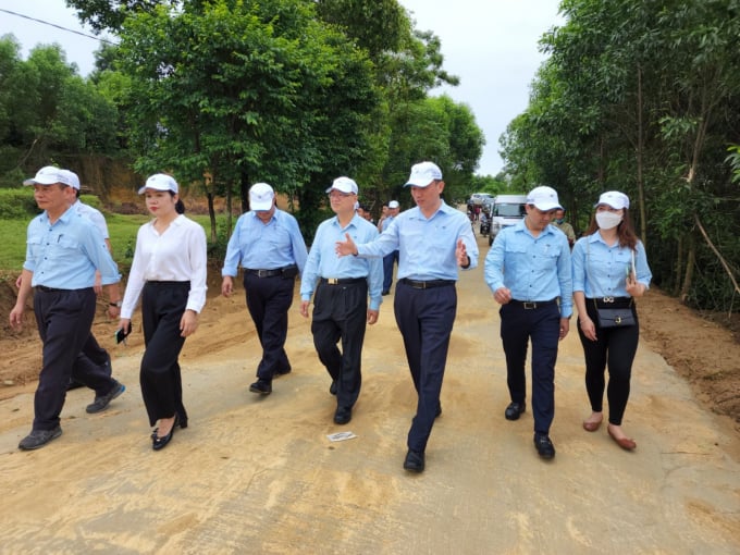 z3476720963997_09f8eac0d3c74fe6bf72a02704cbe59d-085436_205.jpg Con đường đất sình lầy, bụi bặm nay được bê tông hóa khang trang.