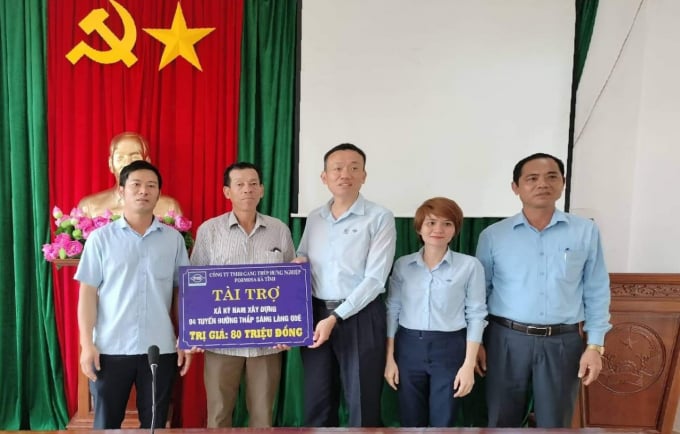 z3476720974678_74a5397a8f8378d334555b6d99bfd976-085437_190.jpg Nhân dịp này, đơn vị còn hỗ trợ 80 triệu đồng cho xã Kỳ Nam lắp đặt hệ thống đèn chiếu sáng tại 4 tuyến đường.