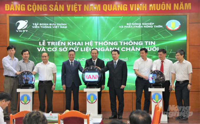 The delegates pressing the button to deploy the livestock database and information system. Photo: Pham Hieu.